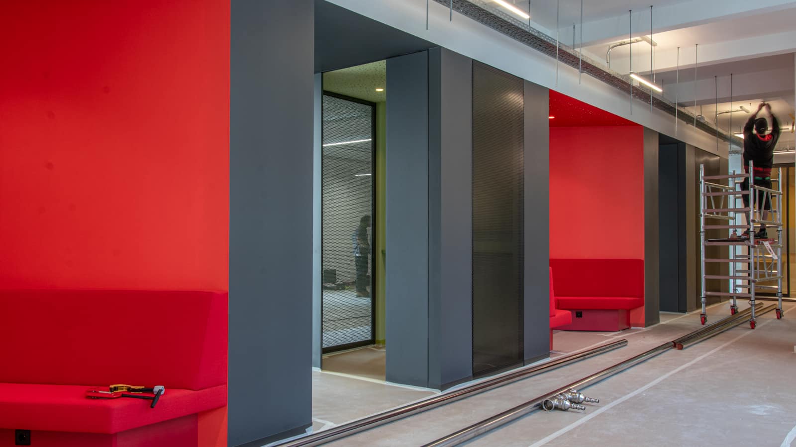 Bergmannstrasse Berlin moderner Büroflur mit Arbeiten an der Elektronik