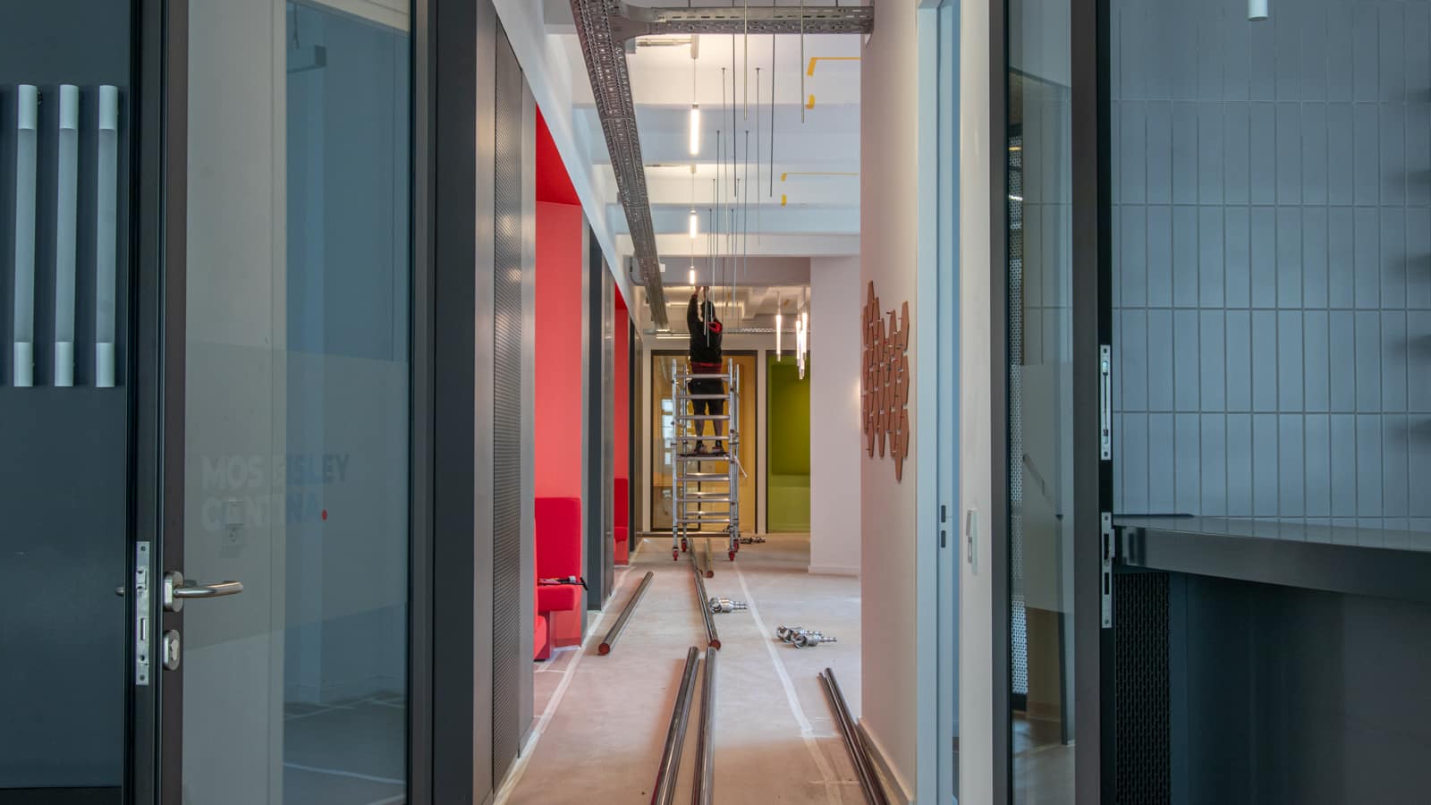 Bergmannstrasse Berlin moderner Büroflur Material Elektronik