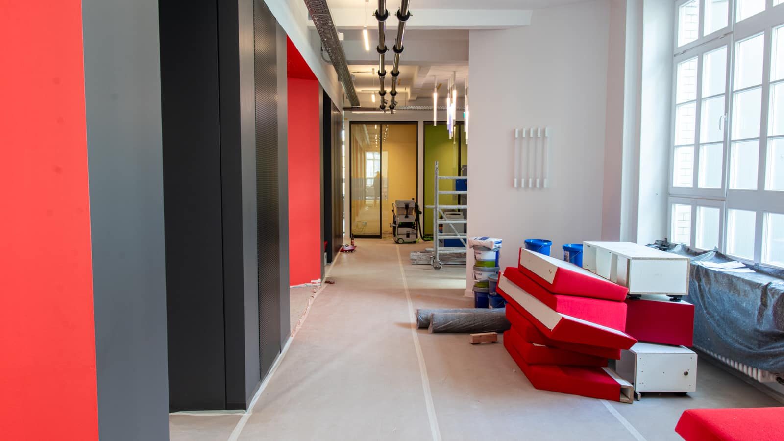 Bergmannstrasse Berlin moderner Büroflur mit altem Büroinventar