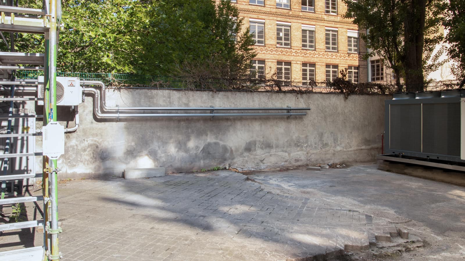 Bergmannstrasse Berlin Innenhof Pflasterarbeiten Klimaanlage