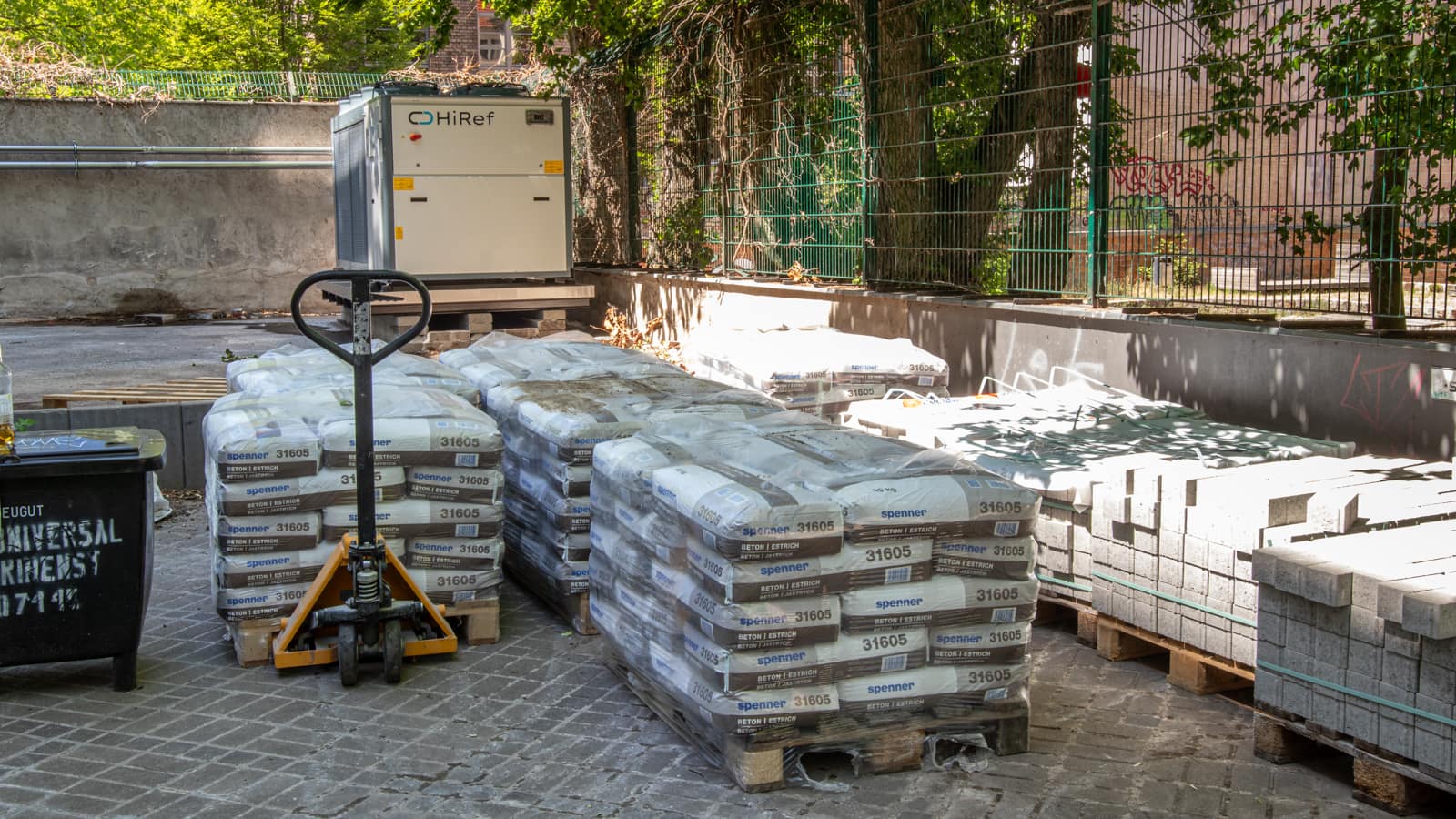 Bergmannstrasse Berlin Innenhof Baumaterial