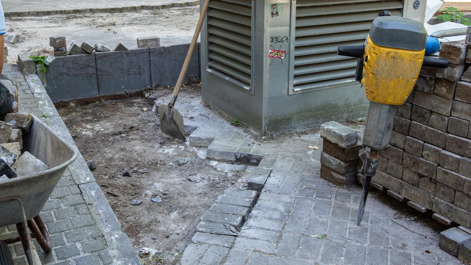 Bergmannstrasse Berlin Erweiterung der Parkfläche Pflasterarbeiten