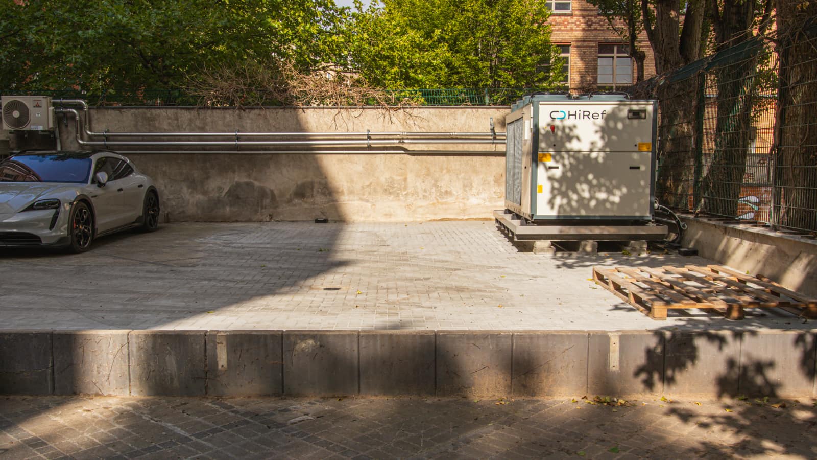 Bergmannstrasse Berlin Innenhof Rückkühler Parkfläche