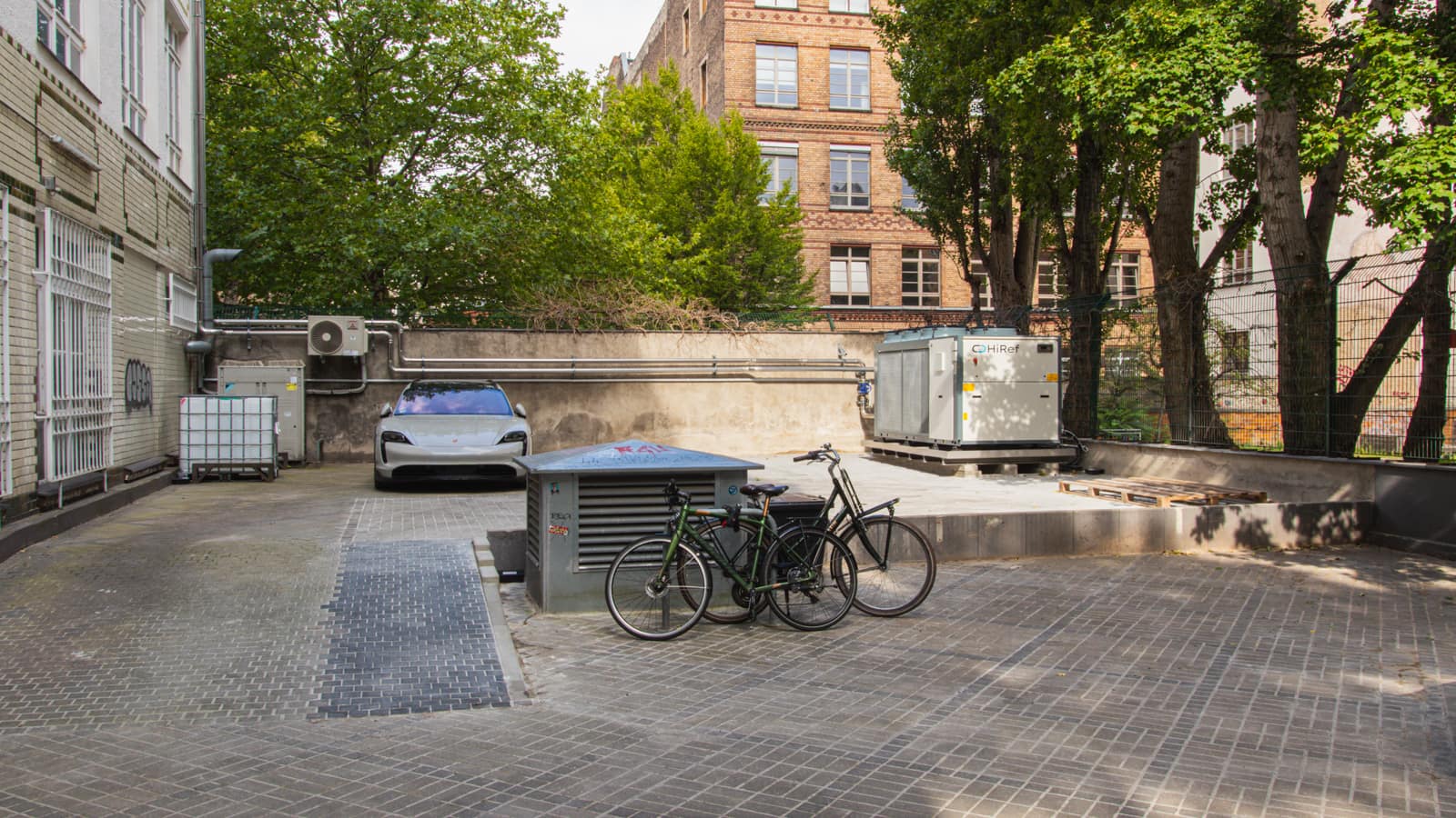 Bergmannstrasse Berlin Innenhof Parkflächenausbau Rückkühler
