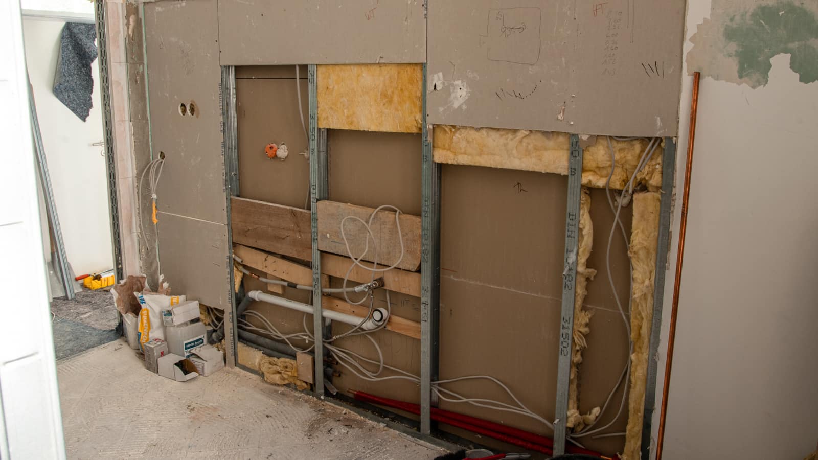 Mehringdamm Berlin Abriss Wand Neuverlegung der Leitungen