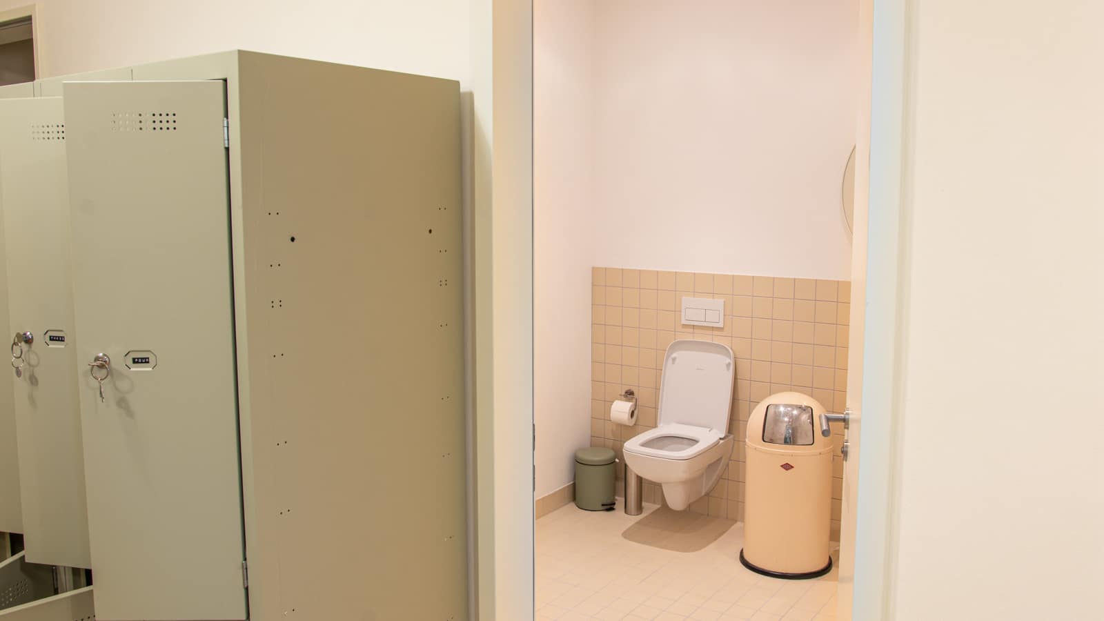 Oranienstrasse Berlin Sanitärraum Schliessfächer