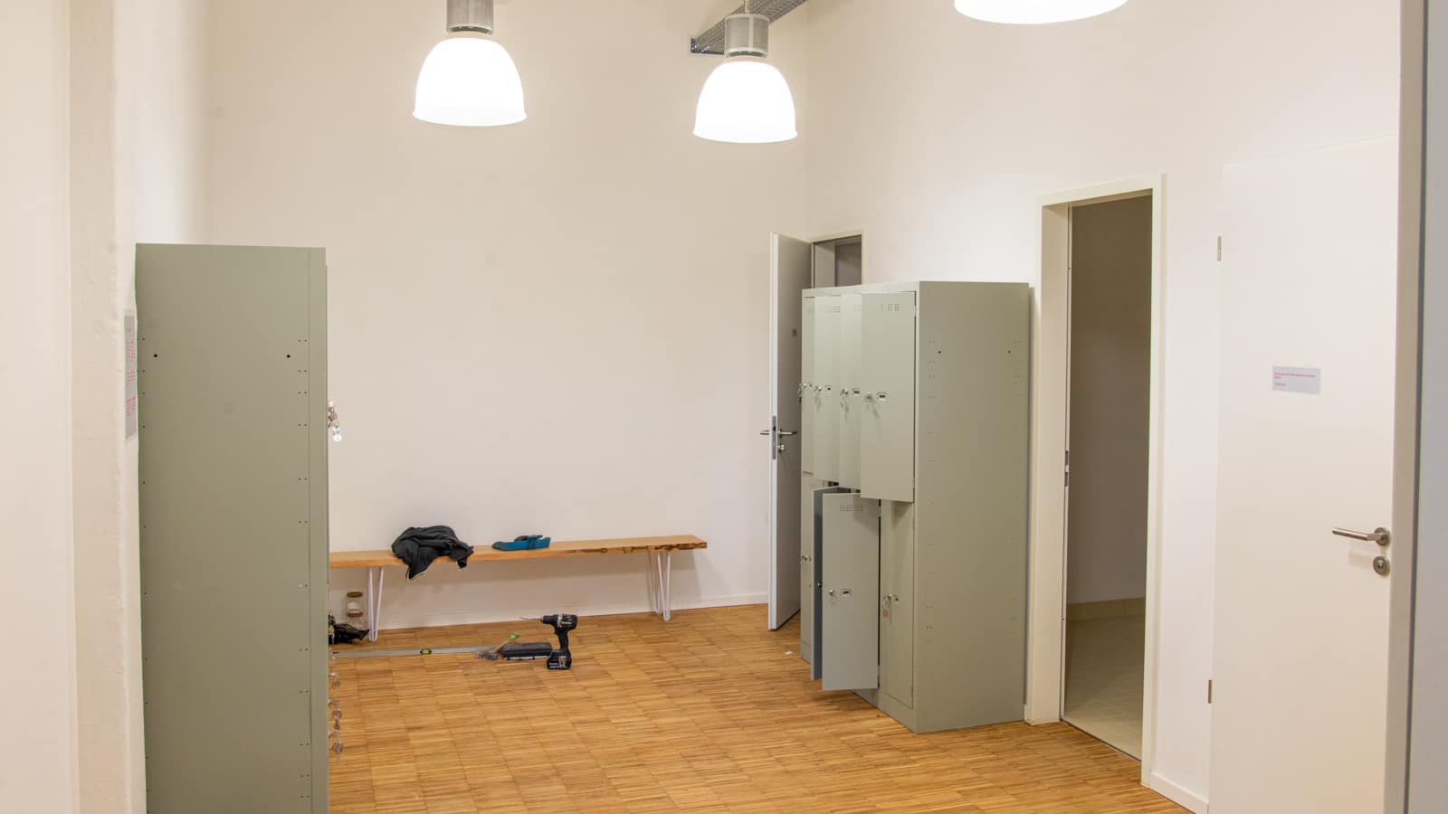 Oranienstrasse Berlin Schliessfächer Installation