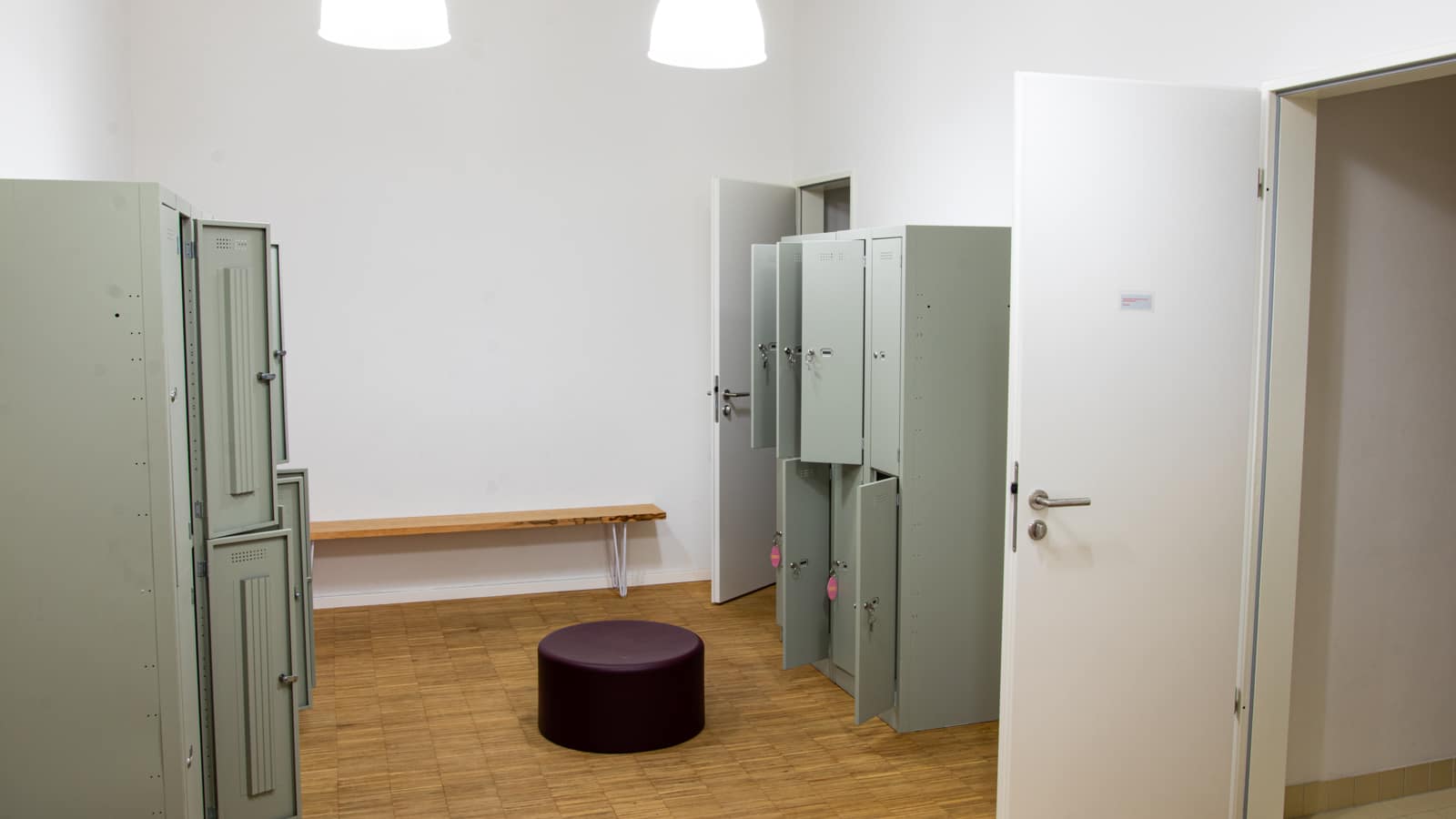 Oranienstrasse Berlin Schliessfächer geweißte Wände